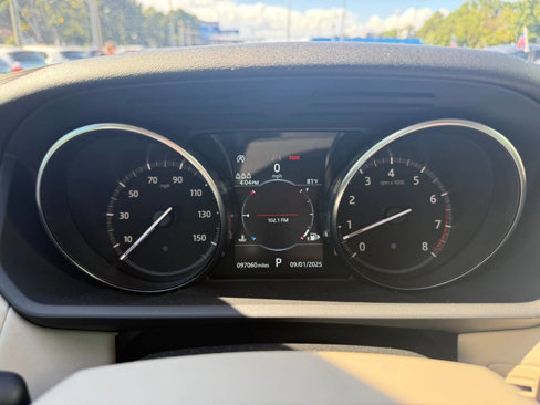 Used 2020 Land Rover Discovery SE image 16