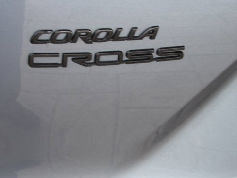 Used 2024 Toyota Corolla Cross XLE image 8