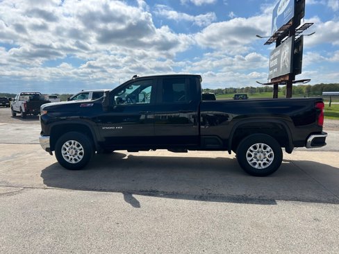 Used 2024 Chevrolet Silverado 2500 LT w/ Convenience Package image 8