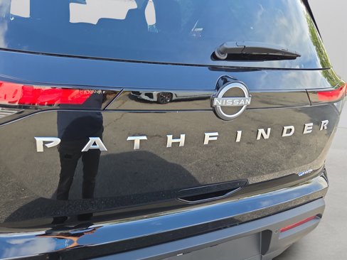 Used 2025 Nissan Pathfinder S image 5