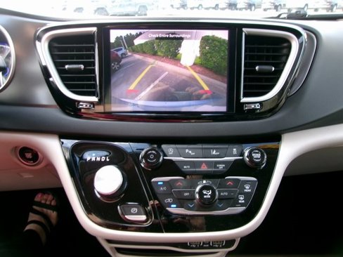 Used 2024 Chrysler Pacifica Touring-L image 15