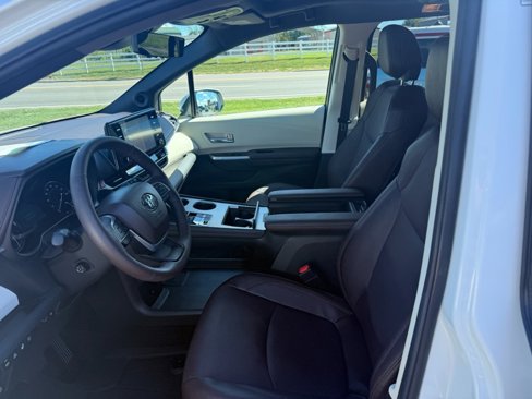 Used 2024 Toyota Sienna Platinum image 11