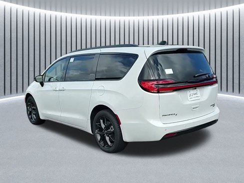 New 2026 Chrysler Pacifica Limited image 7