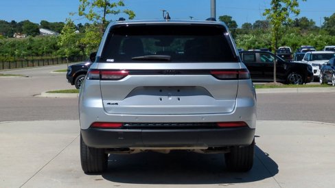 Used 2024 Jeep Grand Cherokee Altitude image 5