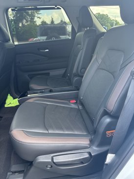 Used 2025 Nissan Pathfinder Platinum image 31