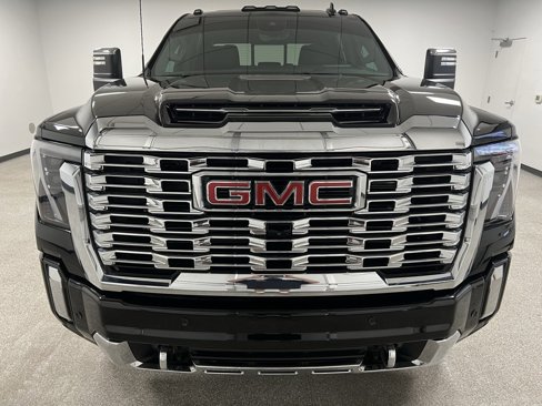 Used 2024 GMC Sierra 3500 Denali w/ Technology Package image 3