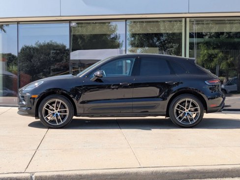 Certified 2025 Porsche Macan image 2