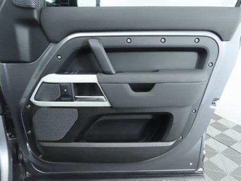 Used 2022 Land Rover Defender 110 SE image 25