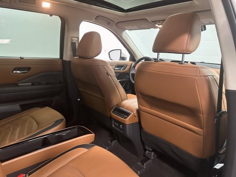 Used 2024 Nissan Pathfinder Platinum image 18