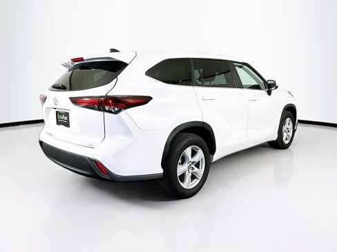 Used 2024 Toyota Highlander LE image 9