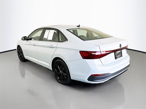 Used 2025 Volkswagen Jetta SE image 5