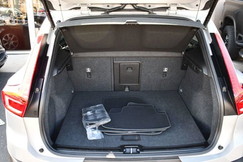 Used 2025 Volvo XC40 B5 Core image 17