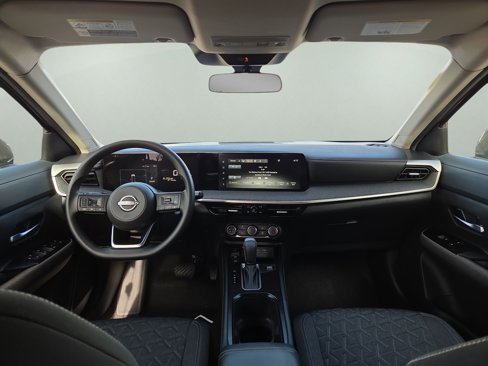 Used 2025 Nissan Kicks SV image 2