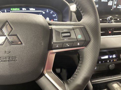 New 2025 Mitsubishi Outlander SE image 18