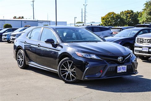 Used 2023 Toyota Camry SE image 2