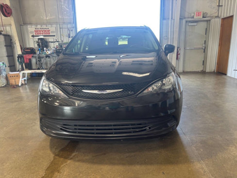 Used 2020 Chrysler Voyager L image 2