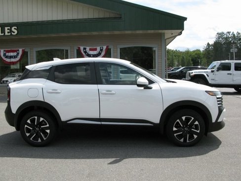 Used 2025 Nissan Kicks SV image 3