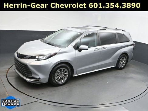 Used 2023 Toyota Sienna XLE image 30