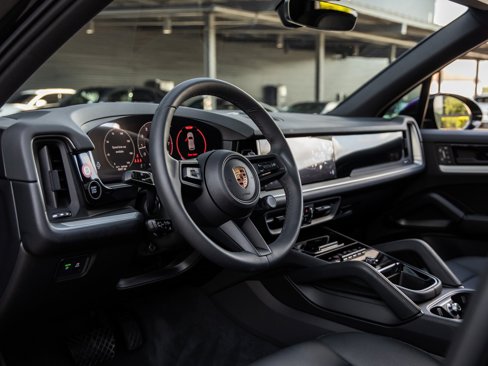 Used 2025 Porsche Cayenne image 4