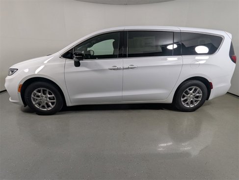 New 2026 Chrysler Pacifica Select image 4