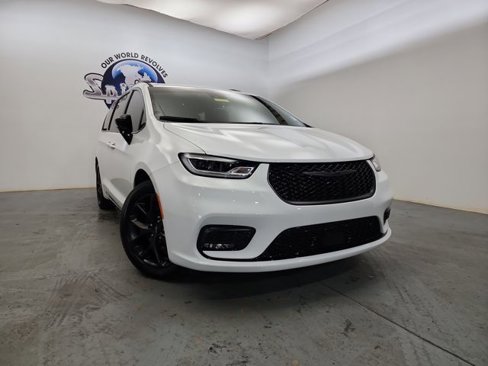 Used 2025 Chrysler Pacifica Limited image 3