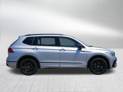 Certified 2024 Volkswagen Tiguan SE R-Line image 8