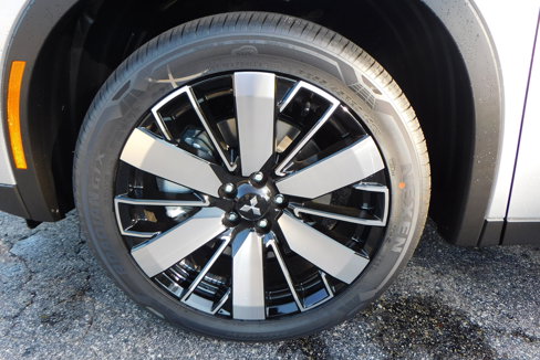New 2025 Mitsubishi Outlander SE image 9