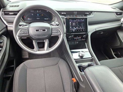 Used 2024 Jeep Grand Cherokee Laredo image 11