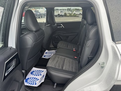 New 2025 Mitsubishi Outlander AWD image 32