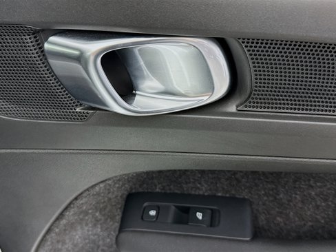 Used 2025 Volvo XC40 B5 Core image 30