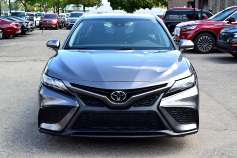 Used 2022 Toyota Camry SE image 3