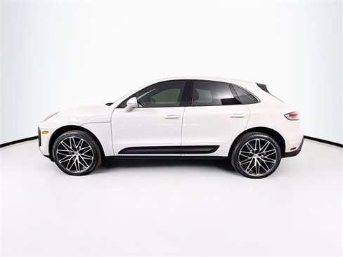 Certified 2024 Porsche Macan image 2