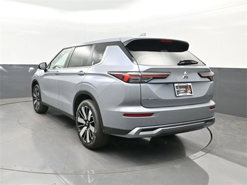New 2025 Mitsubishi Outlander SE image 3