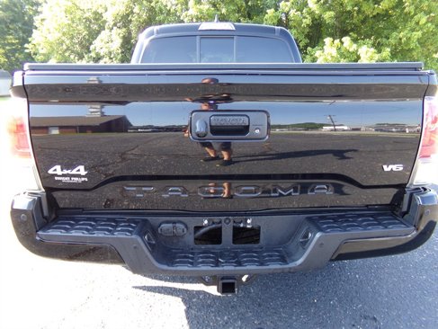 Used 2016 Toyota Tacoma Limited image 4