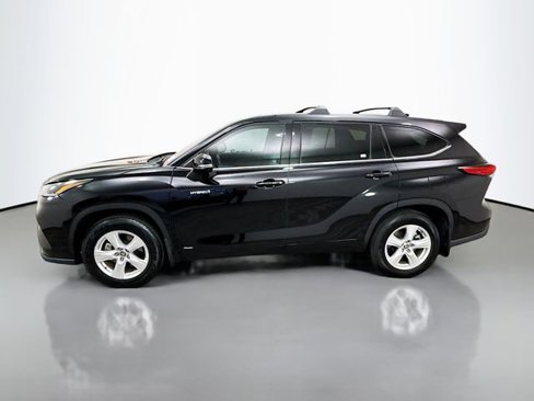 Used 2021 Toyota Highlander LE image 4