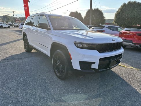 Used 2024 Jeep Grand Cherokee L Laredo image 3