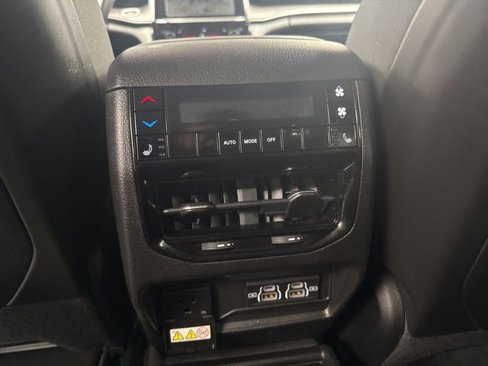 Used 2022 Jeep Grand Cherokee L Limited image 16