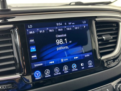 Used 2017 Chrysler Pacifica Premium image 49