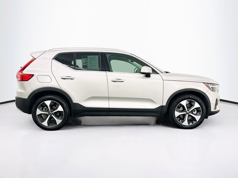 Used 2025 Volvo XC40 B5 Plus image 10