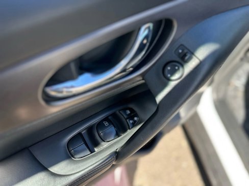 Used 2016 Nissan Rogue SV w/ SV Family Package image 18
