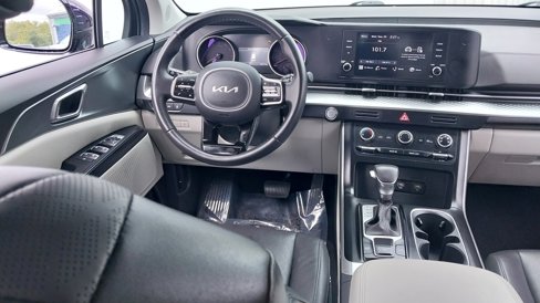 Used 2024 Kia Carnival LX image 12
