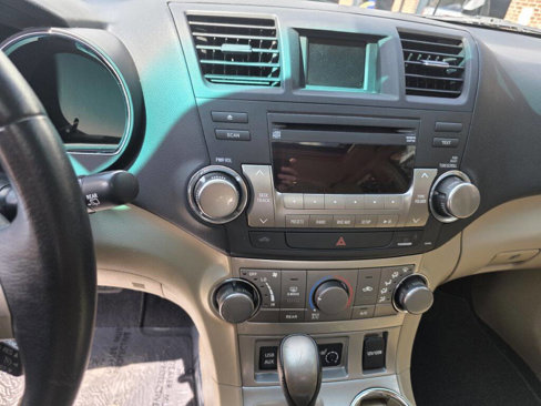 Used 2012 Toyota Highlander FWD image 13