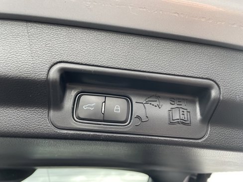Used 2020 Ford Explorer XLT w/ Comfort Package image 11