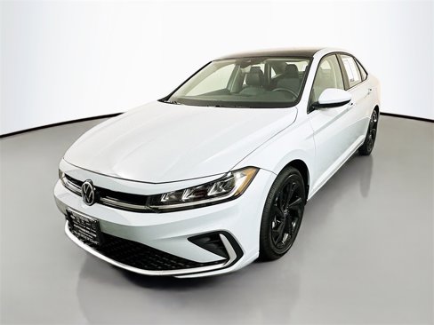 Used 2025 Volkswagen Jetta SE image 3