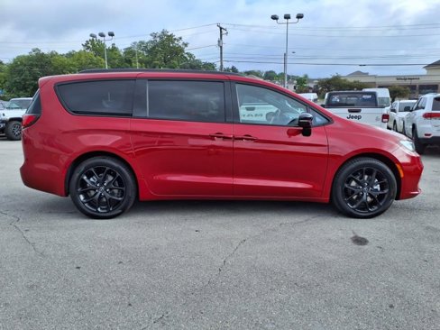 New 2026 Chrysler Pacifica Limited image 3