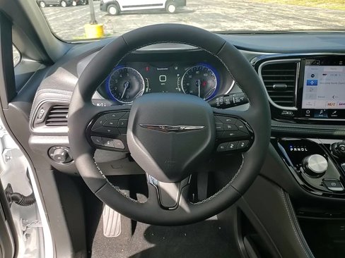 New 2026 Chrysler Pacifica Limited image 15