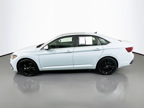 Used 2025 Volkswagen Jetta SE image 4