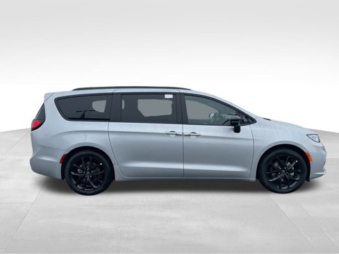 New 2026 Chrysler Pacifica Limited w/ Uconnect Theater Family Group image 6