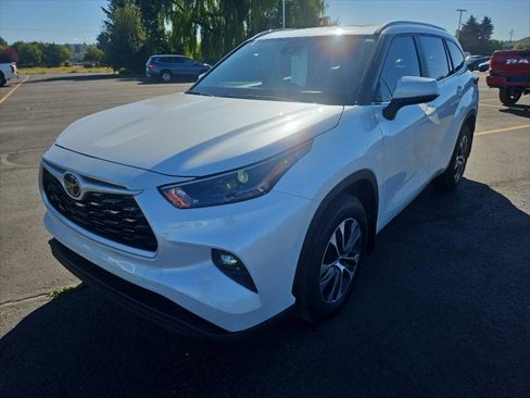 Certified 2024 Toyota Highlander XLE image 1