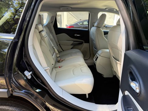 Used 2019 Jeep Cherokee Limited image 13
